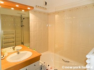Paris T4 - Duplex logement location appartement - salle de bain 1 (PA-4302) photo 1 sur 1