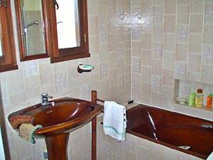 Sud de la France - Provence - Luberon - T6 appartements location vacances - salle d'eau 1 (PR-21) photo 2 de 2