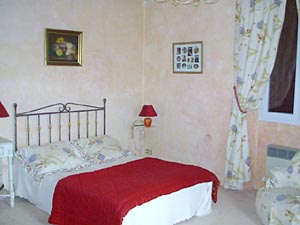 Sud de la France - Avignon et sa r&eacute;gion - T4 - Mas appartements location vacances - chambre 1 (PR-231) photo 4 de 7