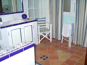 Sud de la France - Avignon et sa r&eacute;gion - T4 - Mas appartements location vacances - salle d'eau 1 (PR-231) photo 1 de 4