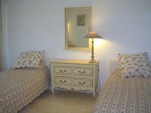 Sud de la France - C&ocirc;te d'Azur - T4 - Villa appartements location vacances - chambre 2 (PR-318) photo 1 de 3