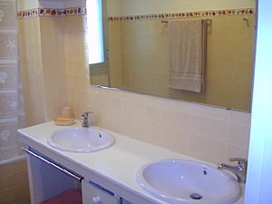 Sud de la France - C&ocirc;te d'Azur - T4 - Villa appartements location vacances - salle d'eau 2 (PR-318) photo 1 de 2