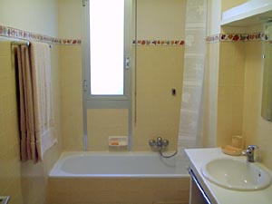 Sud de la France - C&ocirc;te d'Azur - T4 - Villa appartements location vacances - salle d'eau 2 (PR-318) photo 2 de 2