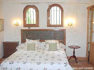 Sud de la France - Avignon et sa r&eacute;gion - T8 appartements bed breakfast - chambre 1 (PR-450) photo 1 de 2
