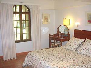 Sud de la France - Avignon et sa r&eacute;gion - T8 appartements bed breakfast - chambre 2 (PR-450) photo 2 de 2