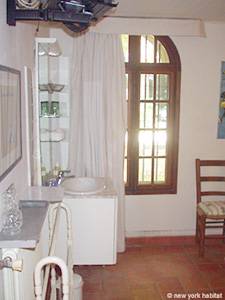 Sud de la France - Avignon et sa r&eacute;gion - T8 appartements bed breakfast - salle d'eau 3 (PR-450) photo 1 de 1