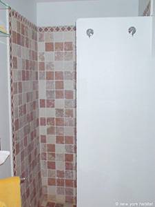 Sud de la France - Avignon et sa r&eacute;gion - T8 appartements bed breakfast - salle d'eau 4 (PR-450) photo 2 de 2