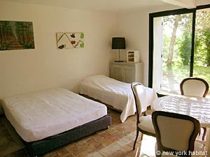 Sud de la France - C&ocirc;te d'Azur - T7 - Villa appartements location vacances - chambre 5 (PR-475) photo 2 de 8