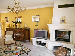South France - Avignon Region - 4 Bedroom - Villa accommodation - living room (PR-500) photo 2 of 12
