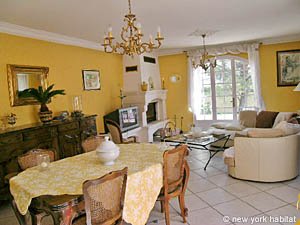 South France - Avignon Region - 4 Bedroom - Villa accommodation - living room (PR-500) photo 3 of 12
