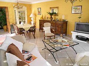 South France - Avignon Region - 4 Bedroom - Villa accommodation - living room (PR-500) photo 10 of 12