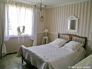 South France - Avignon Region - 4 Bedroom - Villa accommodation - bedroom 2 (PR-500) photo 4 of 7