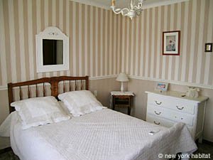 South France - Avignon Region - 4 Bedroom - Villa accommodation - bedroom 2 (PR-500) photo 5 of 7