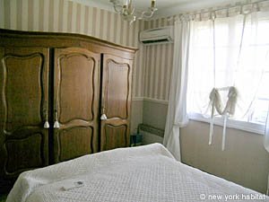South France - Avignon Region - 4 Bedroom - Villa accommodation - bedroom 2 (PR-500) photo 6 of 7