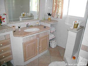 South France - Avignon Region - 4 Bedroom - Villa accommodation - bathroom 1 (PR-500) photo 4 of 4