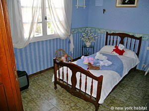 South France - Avignon Region - 4 Bedroom - Villa accommodation - bedroom 4 (PR-500) photo 1 of 4