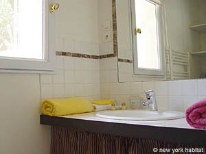 Sud della Francia - Provenza - Luberon - 2 Camere da letto - Casa di campagna appartamento casa vacanze - bagno 1 (PR-534) photo 1 di 5