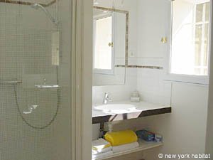 Sud della Francia - Provenza - Luberon - 2 Camere da letto - Casa di campagna appartamento casa vacanze - bagno 1 (PR-534) photo 2 di 5