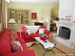 South France - Alpilles - 4 Bedroom - Villa accommodation - living room (PR-556) photo 7 of 10