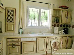 South France - Alpilles - 4 Bedroom - Villa accommodation - kitchen (PR-556) photo 7 of 9