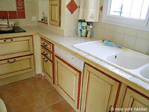 South France - Alpilles - 4 Bedroom - Villa accommodation - kitchen (PR-556) photo 6 of 9