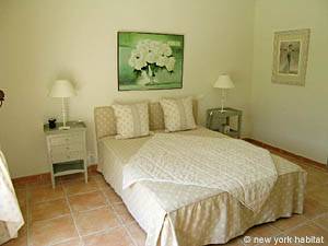 South France - Alpilles - 4 Bedroom - Villa accommodation - bedroom 1 (PR-556) photo 2 of 5