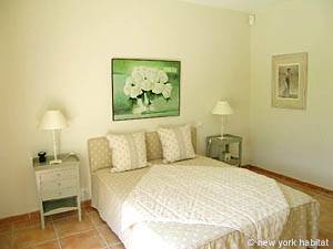 South France - Alpilles - 4 Bedroom - Villa accommodation - bedroom 1 (PR-556) photo 4 of 5