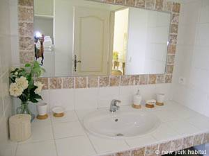 South France - Alpilles - 4 Bedroom - Villa accommodation - bathroom 1 (PR-556) photo 2 of 5