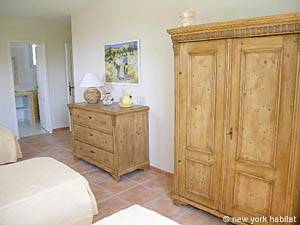 South France - Alpilles - 4 Bedroom - Villa accommodation - bedroom 2 (PR-556) photo 5 of 6