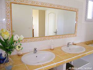 South France - Alpilles - 4 Bedroom - Villa accommodation - bathroom 2 (PR-556) photo 3 of 4