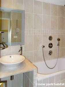 Sud de la France - C&ocirc;te d'Azur - T4 appartement location vacances - salle de bain 1 (PR-562) photo 2 sur 3