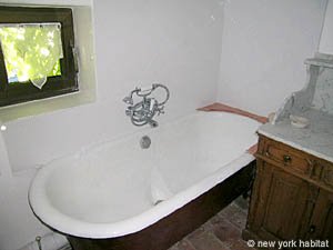 South France - Provence Luberon - 2 Bedroom - Duplex accommodation - bathroom 1 (PR-570) photo 3 of 4