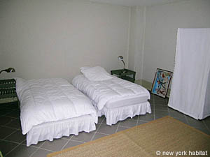 Sud de la France - Avignon et sa r&eacute;gion - T4 - Mas appartements location vacances - chambre 1 (PR-591) photo 2 de 5