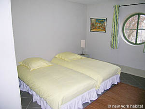 Sud de la France - Avignon et sa r&eacute;gion - T4 - Mas appartements location vacances - chambre 2 (PR-591) photo 1 de 5