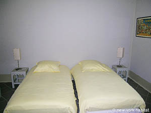 Sud de la France - Avignon et sa r&eacute;gion - T4 - Mas appartements location vacances - chambre 2 (PR-591) photo 2 de 5