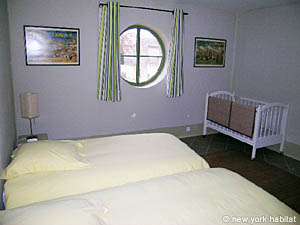 Sud de la France - Avignon et sa r&eacute;gion - T4 - Mas appartements location vacances - chambre 2 (PR-591) photo 4 de 5