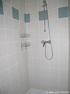 Sud de la France - Avignon et sa r&eacute;gion - T4 - Mas appartements location vacances - salle d'eau 1 (PR-591) photo 1 de 5