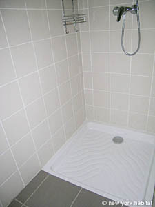 Sud de la France - Avignon et sa r&eacute;gion - T4 - Mas appartements location vacances - salle d'eau 1 (PR-591) photo 2 de 5