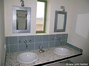 Sud de la France - Avignon et sa r&eacute;gion - T4 - Mas appartements location vacances - salle d'eau 1 (PR-591) photo 3 de 5