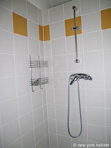 Sud de la France - Avignon et sa r&eacute;gion - T4 - Mas appartements location vacances - salle d'eau 2 (PR-591) photo 1 de 6