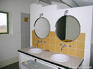 Sud de la France - Avignon et sa r&eacute;gion - T4 - Mas appartements location vacances - salle d'eau 2 (PR-591) photo 3 de 6