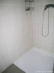 Sud de la France - Avignon et sa r&eacute;gion - T4 - Mas appartements location vacances - salle d'eau 2 (PR-591) photo 4 de 6