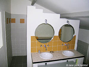Sud de la France - Avignon et sa r&eacute;gion - T4 - Mas appartements location vacances - salle d'eau 2 (PR-591) photo 5 de 6