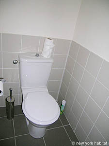 Sud de la France - Avignon et sa r&eacute;gion - T4 - Mas appartements location vacances - salle d'eau 2 (PR-591) photo 6 de 6