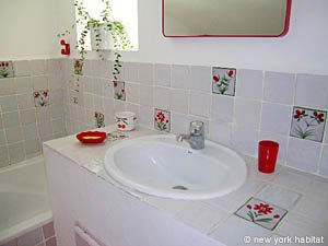 Sud de la France T2 - Maison de Village appartements location vacances - salle d'eau (PR-607) photo 2 de 4