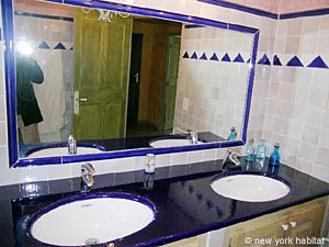 South France - Provence Luberon - 6 Bedroom - Villa accommodation - bathroom 1 (PR-697) photo 2 of 4