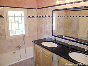South France - Provence Luberon - 6 Bedroom - Villa accommodation - bathroom 1 (PR-697) photo 3 of 4