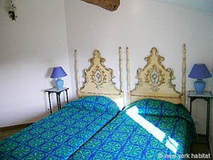 South France - Provence Luberon - 6 Bedroom - Villa accommodation - bedroom 3 (PR-697) photo 3 of 4