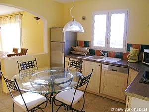 Sud de la France - Avignon et sa r&eacute;gion - T5 - Villa appartements location vacances - cuisine (PR-698) photo 2 de 4