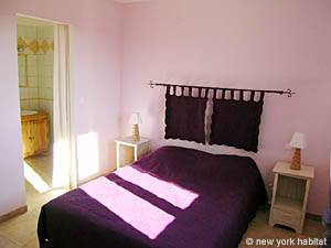 Sud de la France - Avignon et sa r&eacute;gion - T5 - Villa appartements location vacances - chambre 1 (PR-698) photo 2 de 4